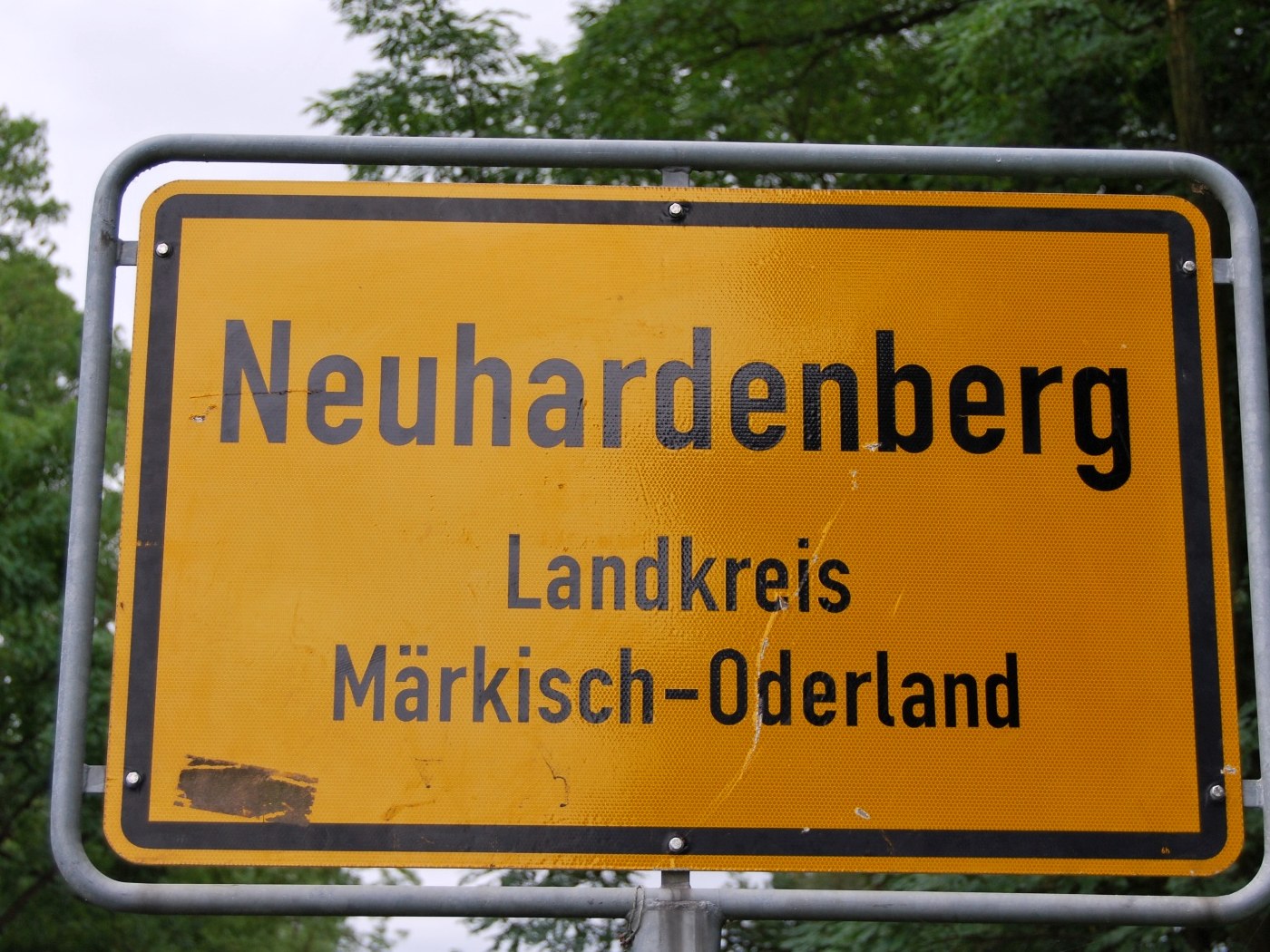 Ortsschild Neuhardenberg, Landkreis Märkisch-Oderland