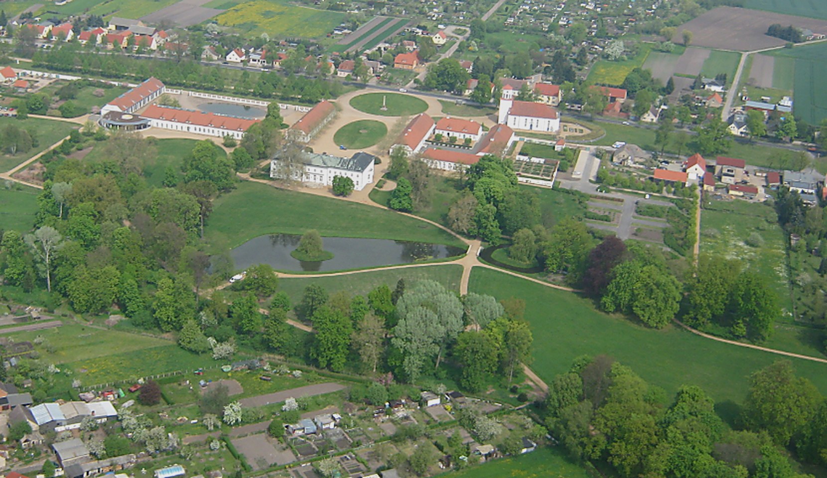 Luftbild Neuhardenberg – Schloss, Schlosspark mit See und Ortslage im Oderbruch (Foto: Dietmar Zimmermann)