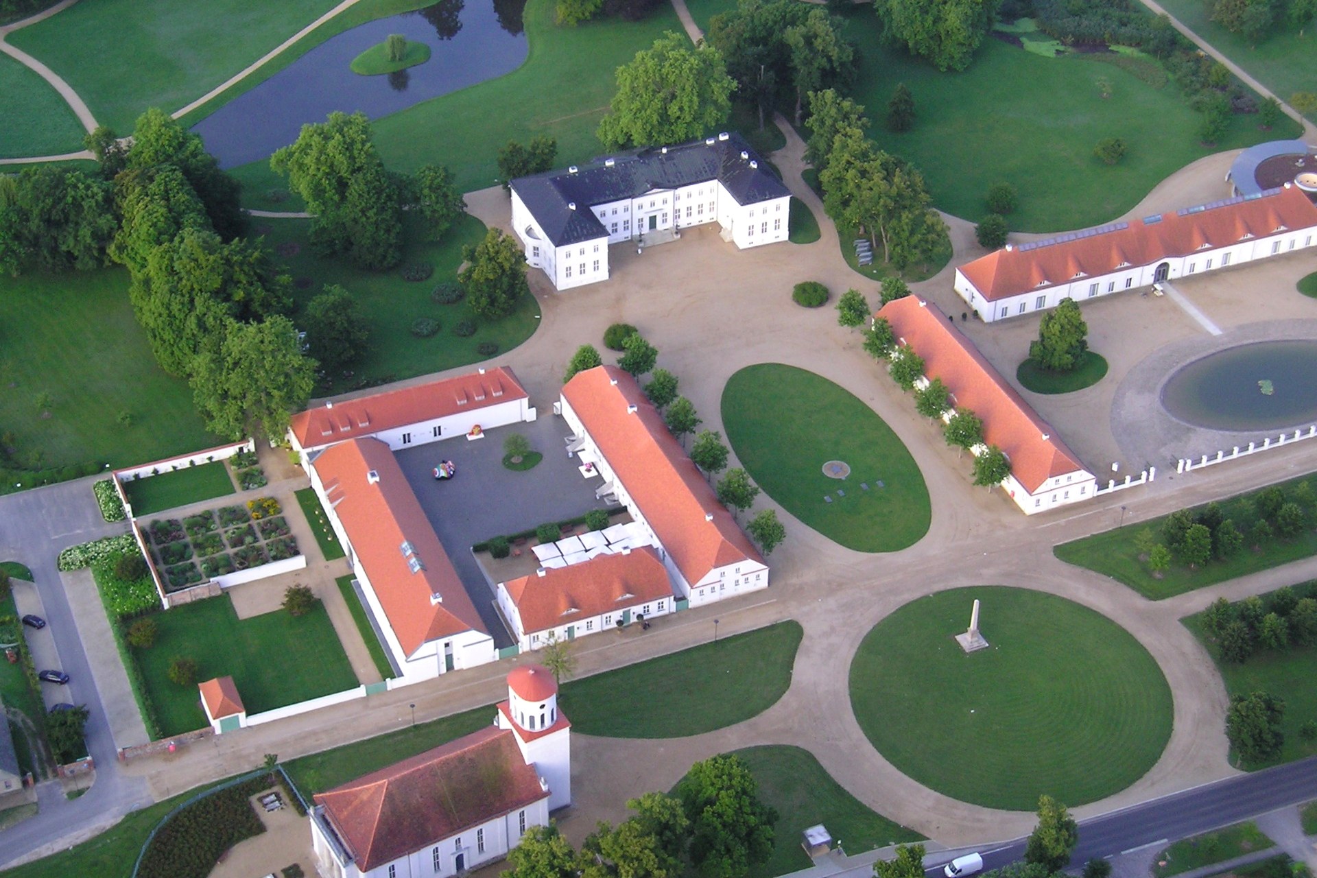 Luftbild des Schlossensembles Neuhardenberg mit Park und Kavaliershäusern